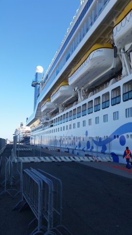 aida perla showing barriers for lng truck 3